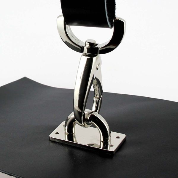 Cavalier pour mousqueton en pontet nickelé, accessoire de fixation robuste pour équipement de sécurité ou randonnée.