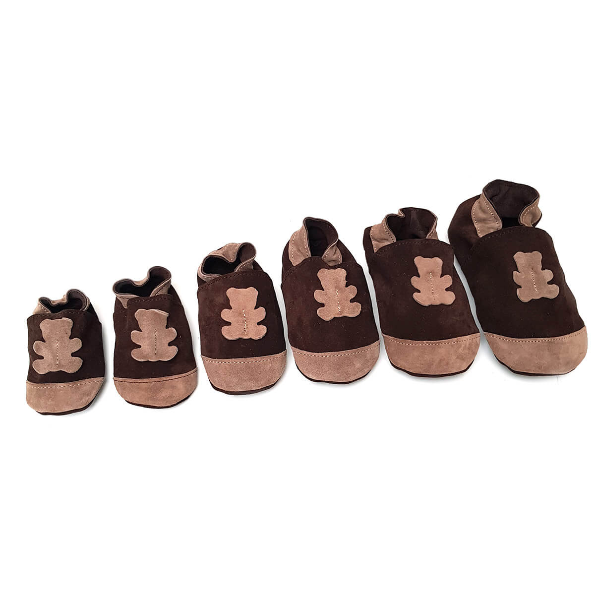 Kit DIY pour chaussons bébé en cuir avec motif ours en velours marron, créé par Deco Cuir, image de chaussons en cours de fabrication.