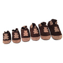 Kit DIY pour chaussons bébé en cuir avec motif ours en velours marron, créé par Deco Cuir, image de chaussons en cours de fabrication.