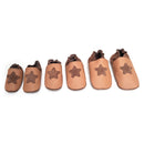 Kit DIY de chaussons en cuir pour bébé avec étoile, création Deco Cuir, en velours bleu, visible dans l'image.