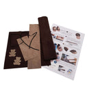 Kit DIY pour chaussons en cuir pour bébé avec motif ours, fabriqué par Deco Cuir, en cuir marron naturel.