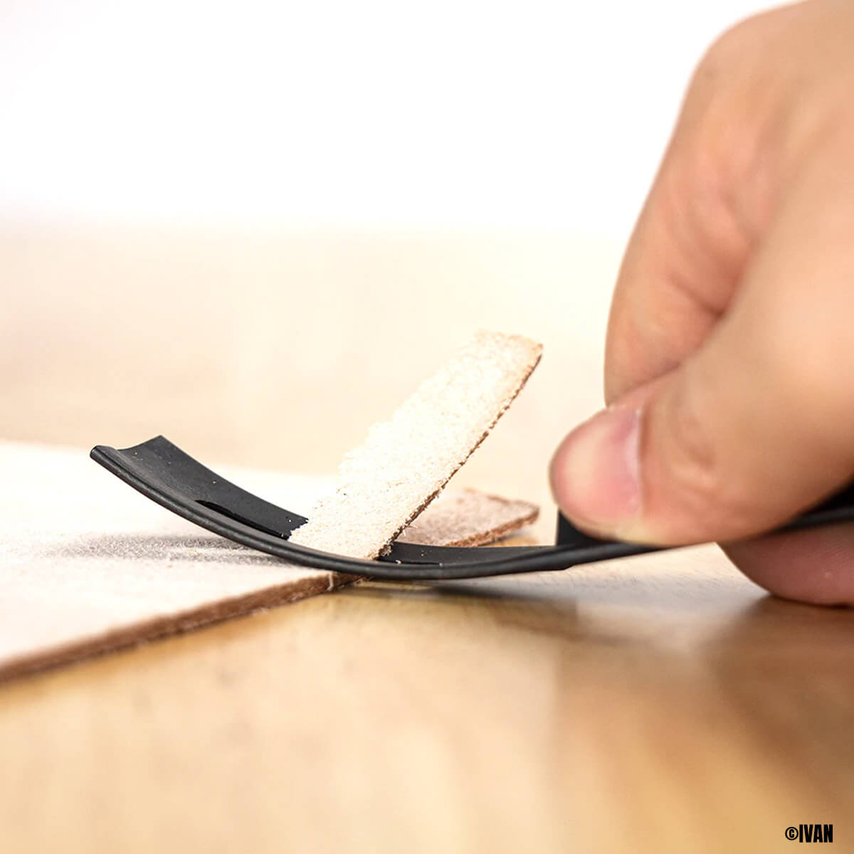Couteau à parer Ivan 3001 pour cuir, avec lame fine et tranchante, idéal pour la découpe précise du cuir.
