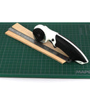 Couteau cutter rotatif multi-usage Ivan, outil pratique avec lame tranchante pour divers travaux de découpe.