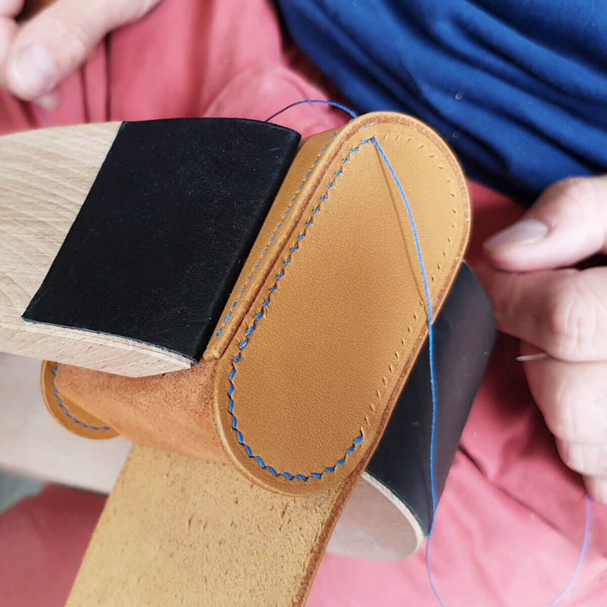 Formation couture d'angle en cuir Deco Cuir, image montrant une couture précise pour niveau avancé.