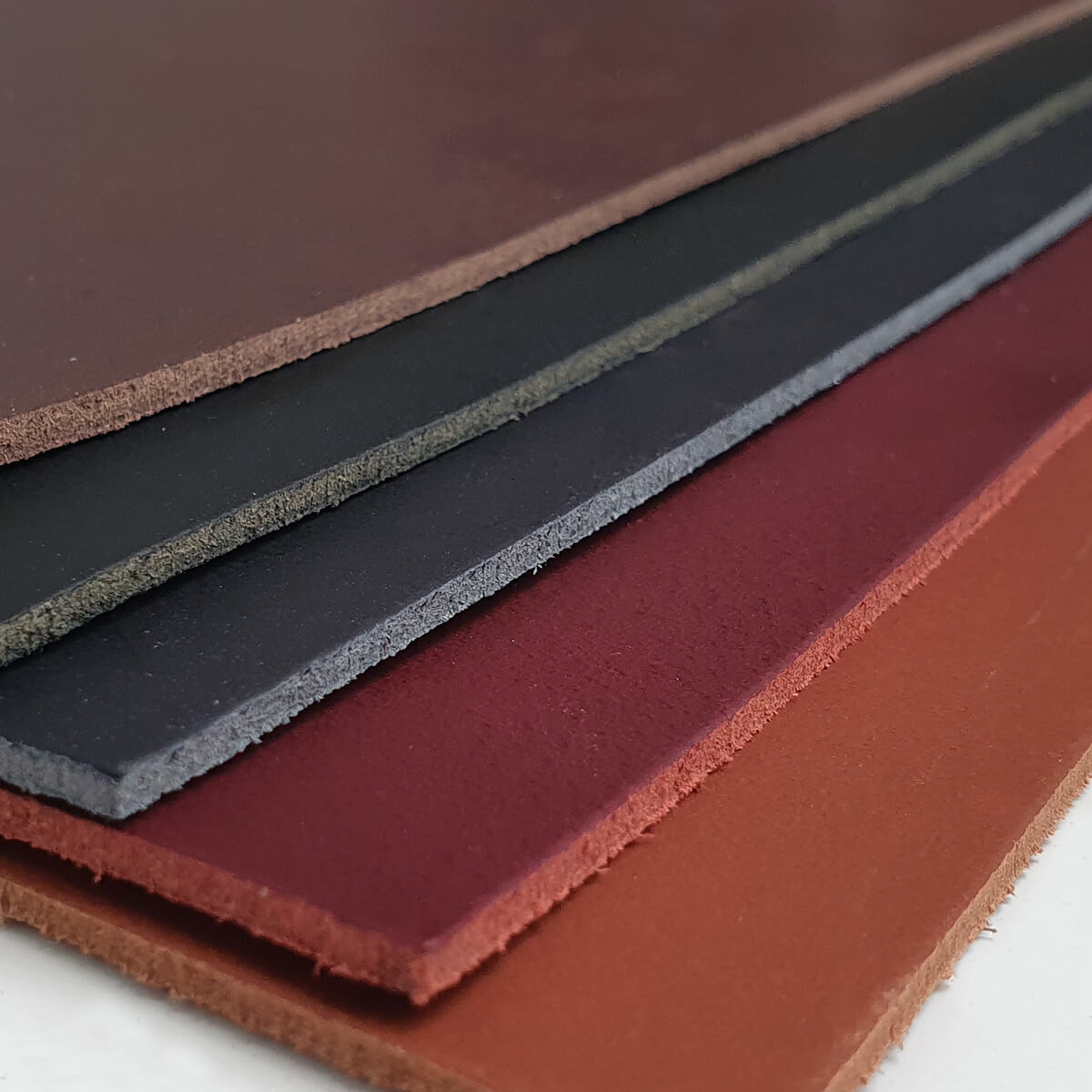 Peau de cuir de croupon tannage végétal noir, texture naturelle et finition élégante, fabriquée par Autres.