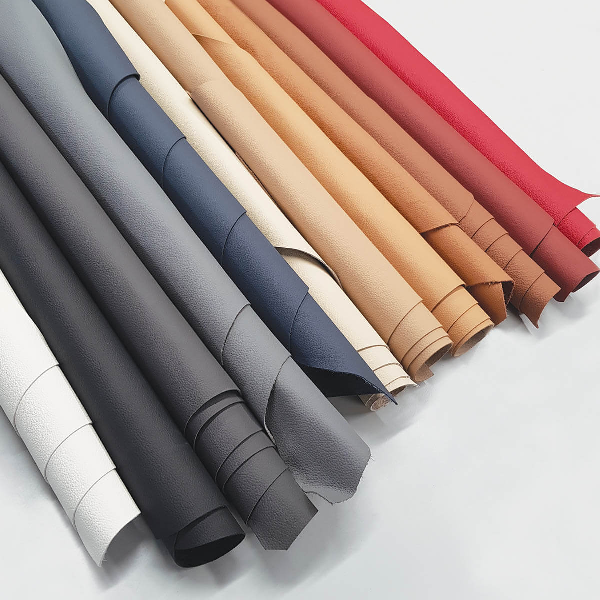 Morceau de cuir grainé gris pour sellerie automobile, texture élégante et finition de qualité, fabriqué par Autres.