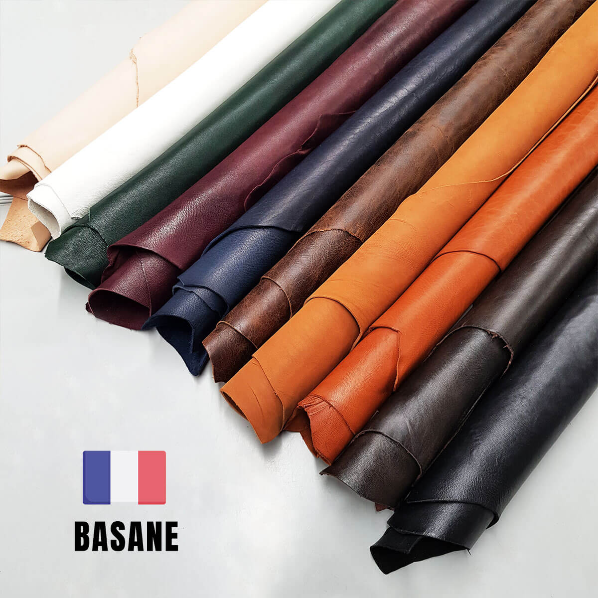Peau entière de cuir de basane marron vieilli, tannage végétal, texture authentique, pour projets de maroquinerie ou artisanat.