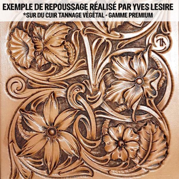 Morceau de cuir de collet tannage végétal naturel de haute qualité, texture détaillée, utilisé pour artisanat et maroquinerie.