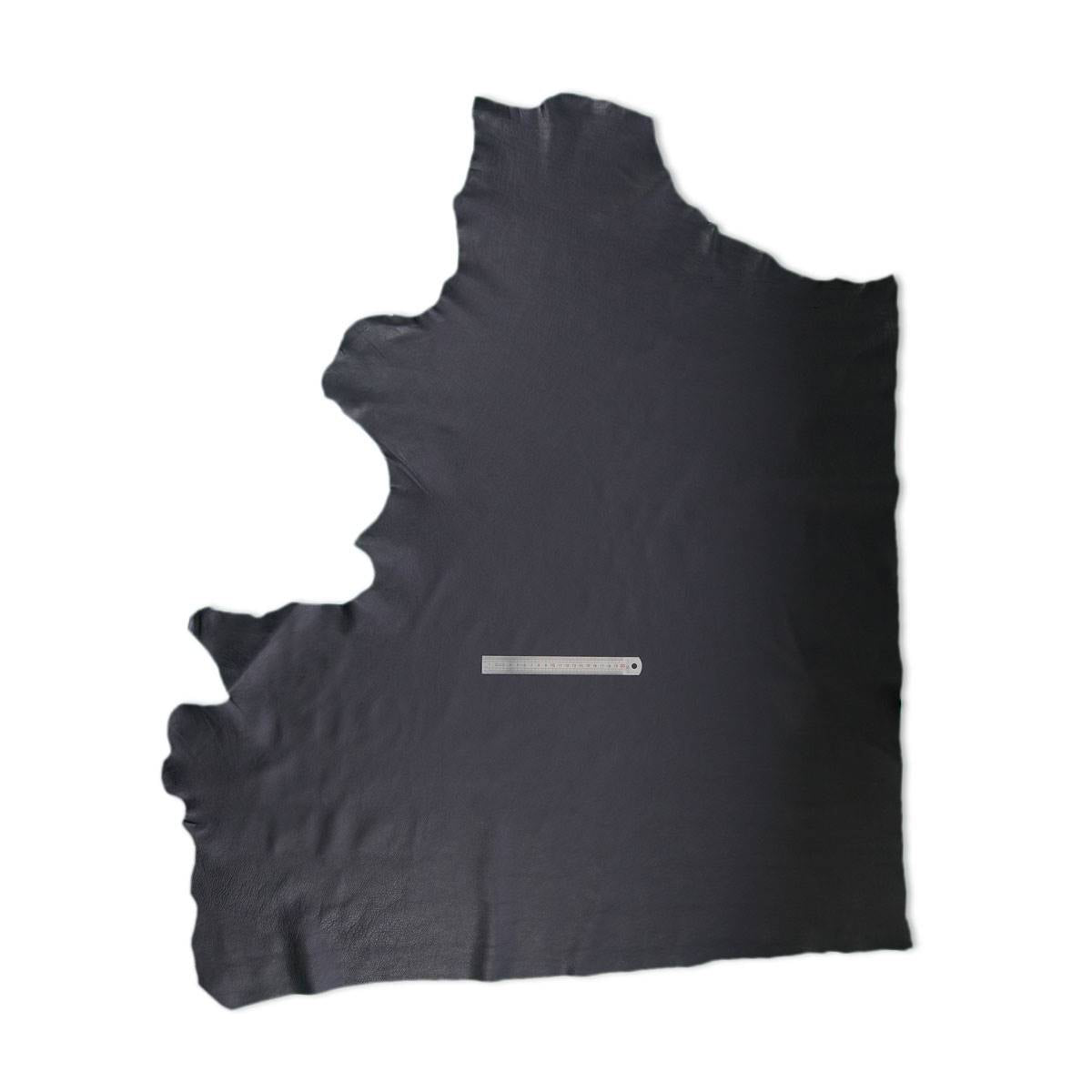 Peau de cuir de vachette souple SWEET 2 de couleur noire, tissu élégant et durable pour projets de maroquinerie ou décoration.