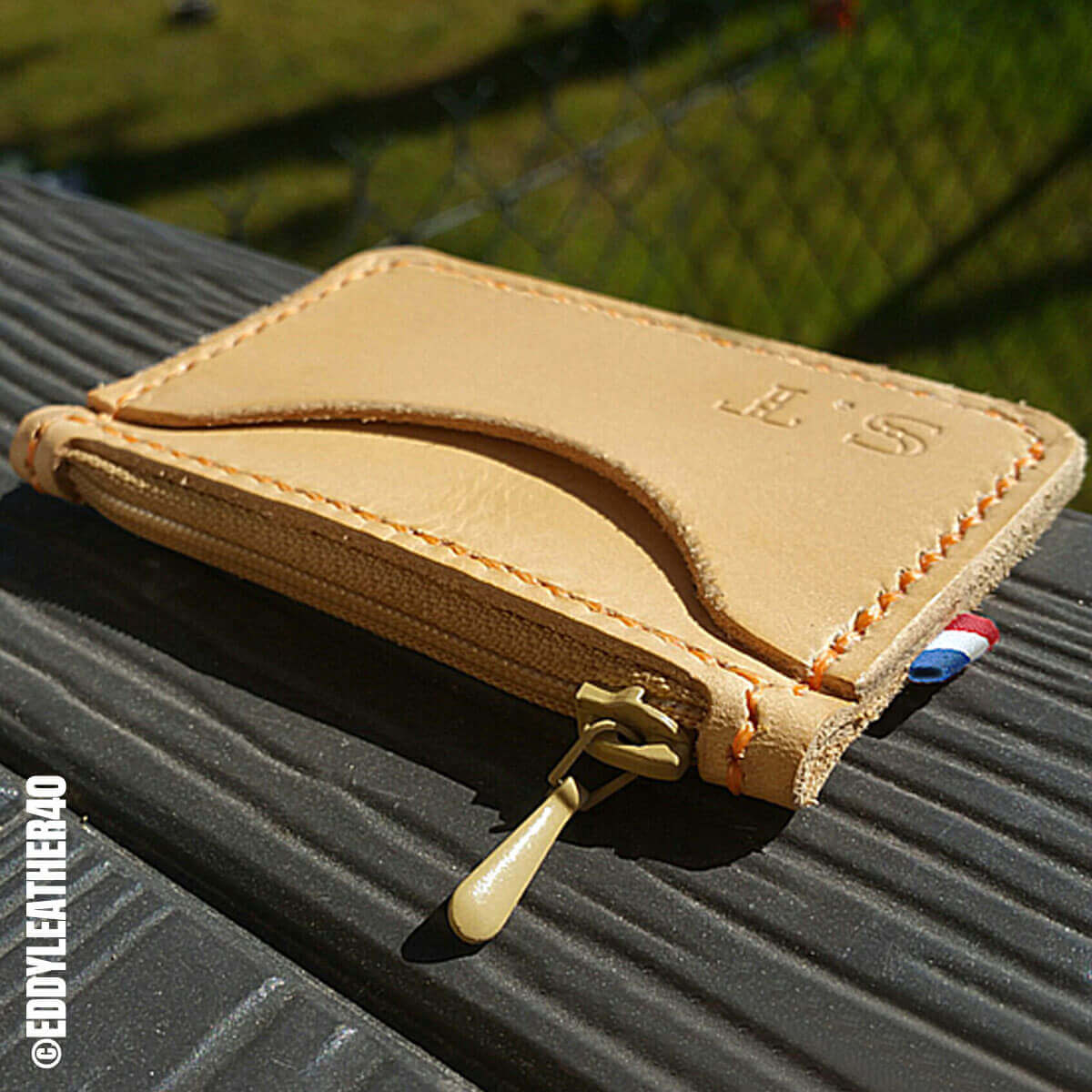 Ruban polyester tricolore Drapeau Français, mercerie, largeur 15 mm, vue rapprochée montrant les couleurs bleu, blanc et rouge.