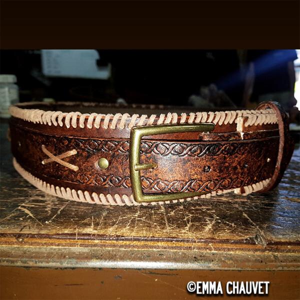 Lacet en cuir naturel de la marque Deco Cuir, plat, visible en gros plan avec texture en cuir authentique.
