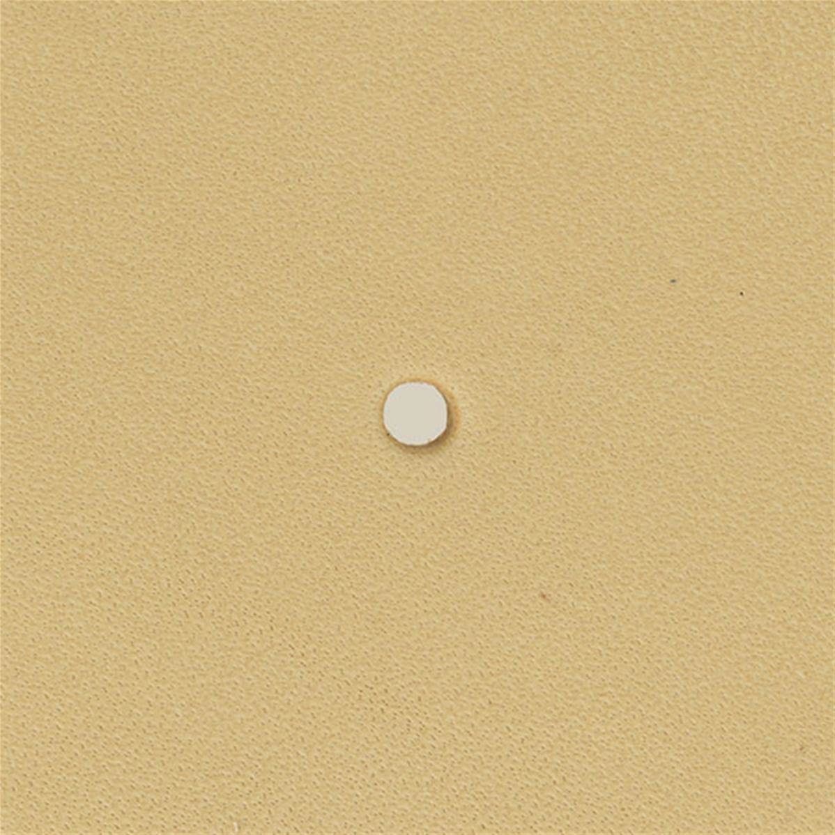 Emporte-pièce de précision rond de 3 mm pour outils, fabriqué par Autres, visible avec un embout en métal.