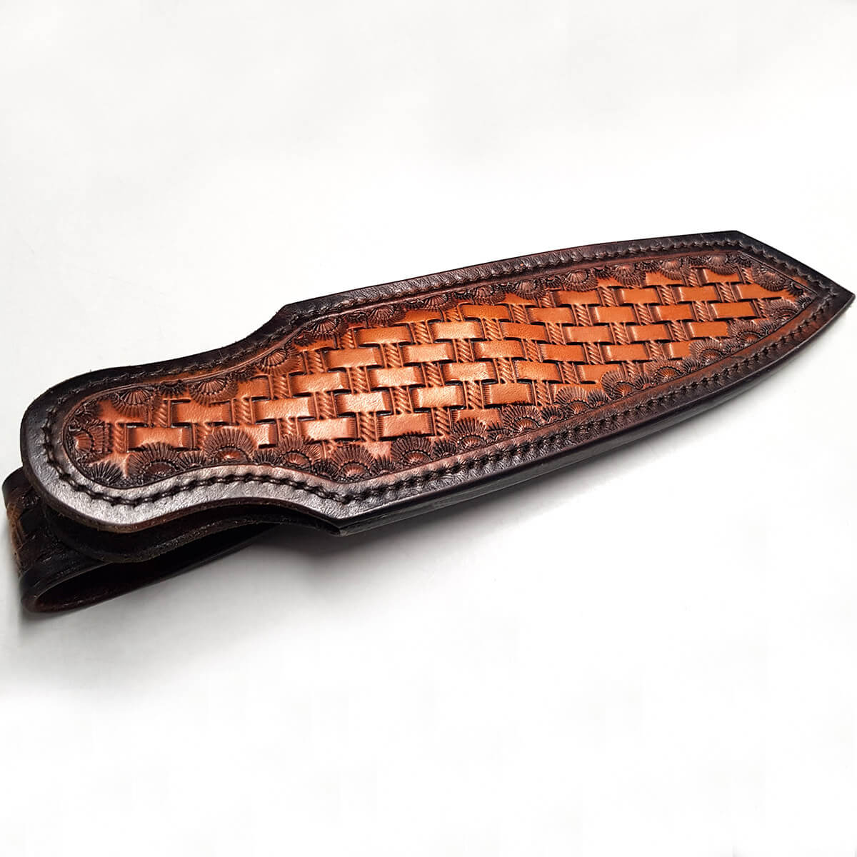 Atelier formation Deco Cuir pour fabriquer un étui en cuir pour couteau fixe ou pliant, avec techniques de repoussage et teinture.