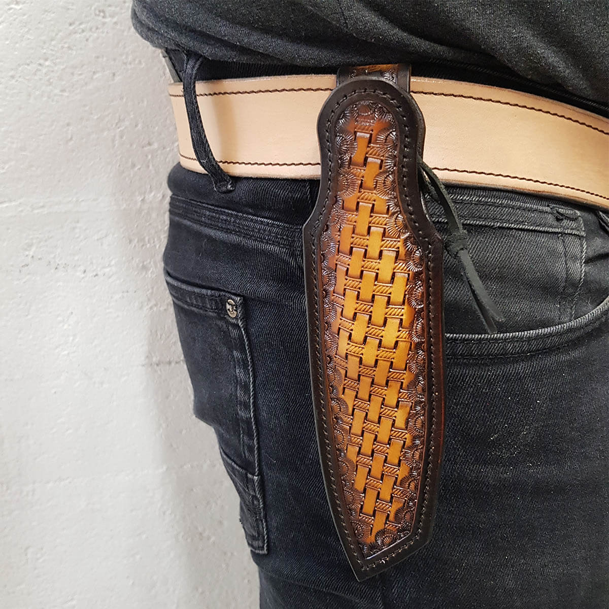 Cours Atelier Deco Cuir pour fabriquer un étui en cuir pour couteau fixe ou pliant, avec techniques de repoussage et teinture.