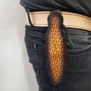 Cours Atelier Deco Cuir pour fabriquer un étui en cuir pour couteau fixe ou pliant, avec techniques de repoussage et teinture.
