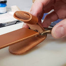 Formation Deco Cuir pour débutants : fabrication d'une ceinture en cuir, image montrant les étapes de création.