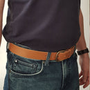 Formation Deco Cuir pour débutants, montre la création d'une ceinture en cuir avec outils et matériaux artisanaux.