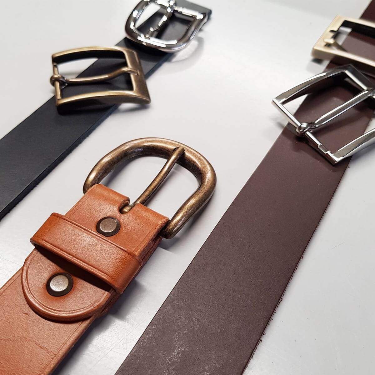Atelier formation Deco Cuir pour débutants, fabrication d'une ceinture en cuir, montrant des outils et matériaux de couture.