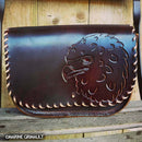 Teinture à l'huile Fiebing's Pro Dye marron foncé appliquée sur cuir, avec un fauconnière en cuir brun foncé.