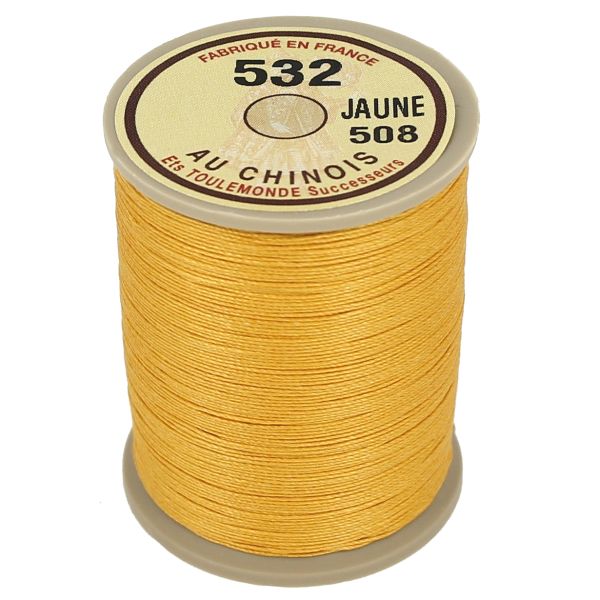 Bobine de 250m de fil de lin câblé glacé Jaune 508 de la marque Fil au Chinois, vue de côté sur la bobine.