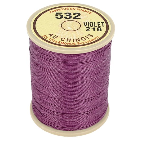 Bobine de 133m de fil de lin câblé glacé violet de la marque Fil au Chinois, pour mercerie.