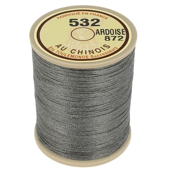 Bobine de 250m de fil de lin câblé glacé AU CHINOIS couleur Ardoise 532 pour mercerie, vue en gros plan.