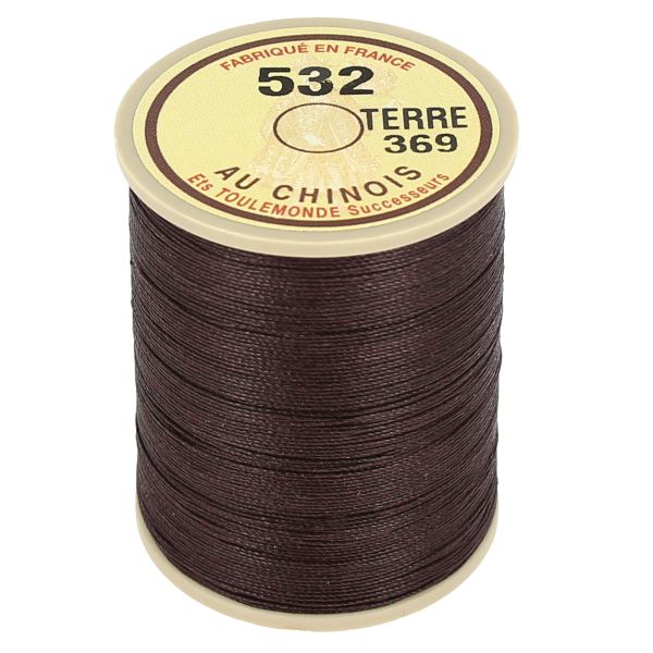 Bobine de 250m de fil de lin câblé glacé AU CHINOIS, marque Fil au Chinois, couleur Terre 369, dans une boîte.