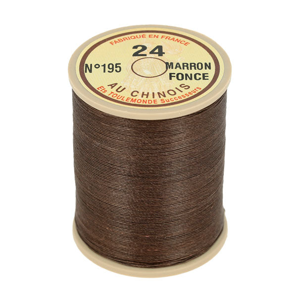 Bobine de 266m de fil de lin AU CHINOIS n°24, mercerie, lin retors extra glacé, couleur marron foncé.