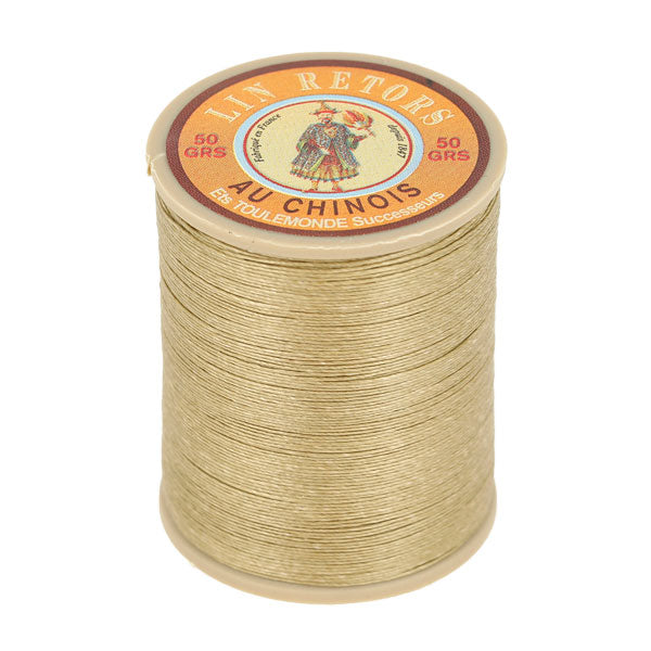 Bobine de 266m de fil de lin AU CHINOIS retors extra glacé n°24 pour mercerie, en gros plan sur le fil de lin beige