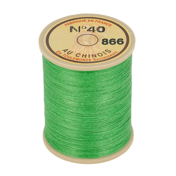 Bobine de 350m de fil de lin AU CHINOIS retors extra glacé n°40, fil mercerie vert vif, vue en gros plan.