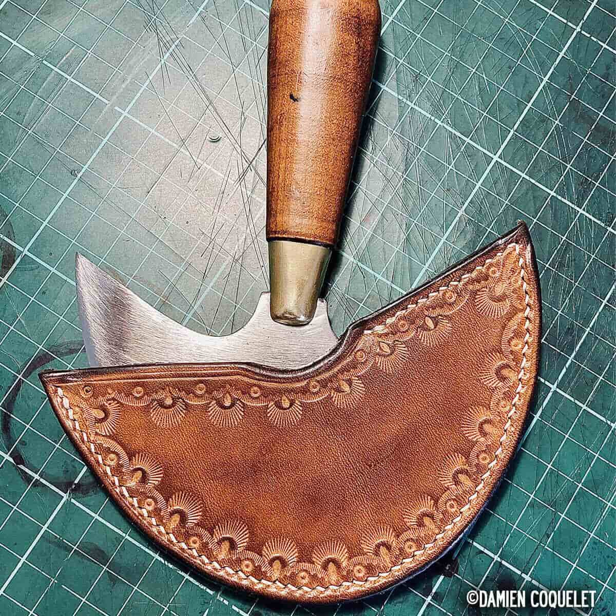Etui en cuir pour couteau à pied demi lune Vergez Blanchard, outil de coupe élégant et durable.