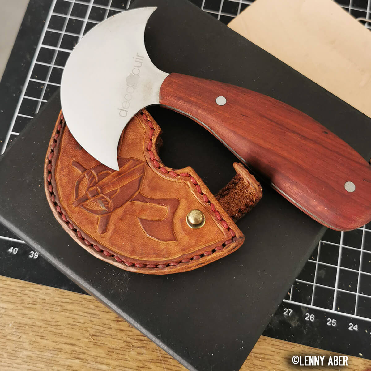 Étui en cuir pour couteau à pied demi-lune profilé 80mm, outil Deco Cuir, avec fermeture et finition élégante.