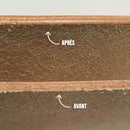 Gomme arabique pour finition de tranche en cuir, de la marque Deco Cuir, montre la texture naturelle et l'application sur le cuir.