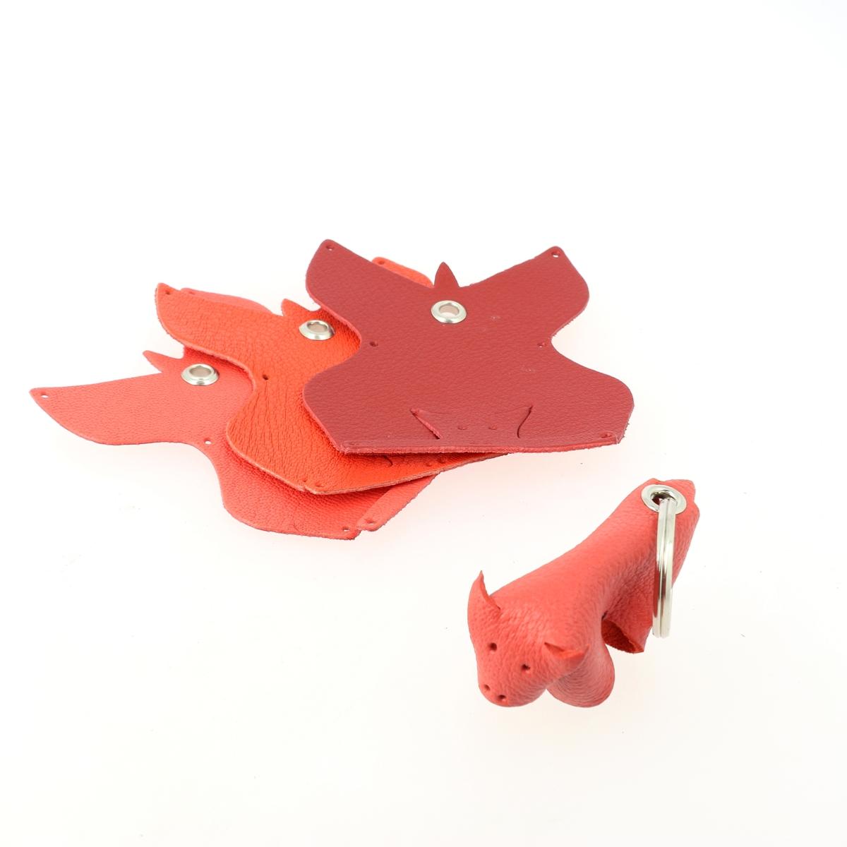 Kit BUFFLE Deco Cuir, découpes de cuir rouge pour porte-clés à monter soi-même, avec pièces prêtes à assembler.