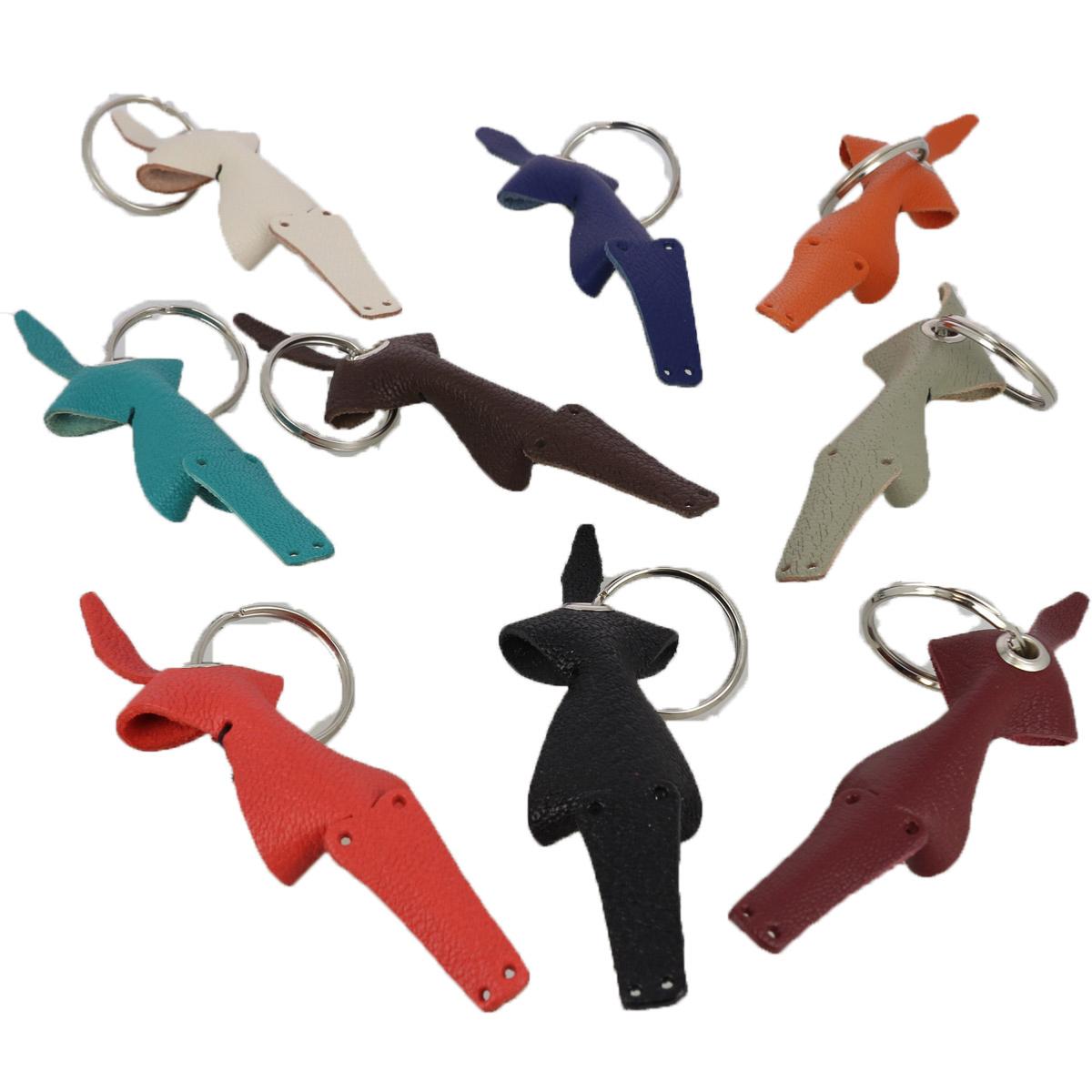 Kit de porte-clés crocodile en cuir à monter soi-même de Deco Cuir, avec découpes de cuir pour création artisanale.