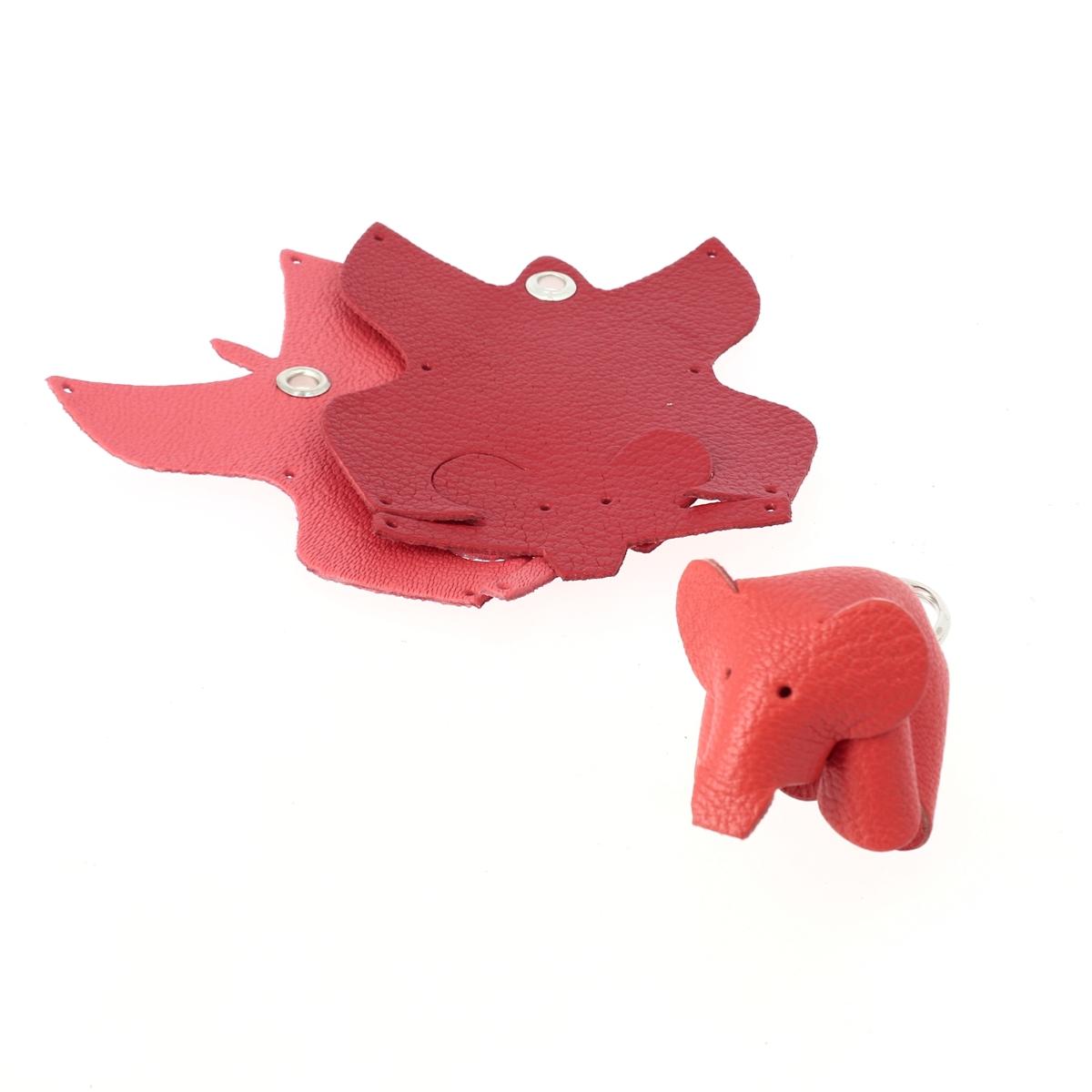 Découpes de cuir pour kit porte-clés éléphant en cuir rouge de Deco Cuir, avec pièces à monter soi-même.