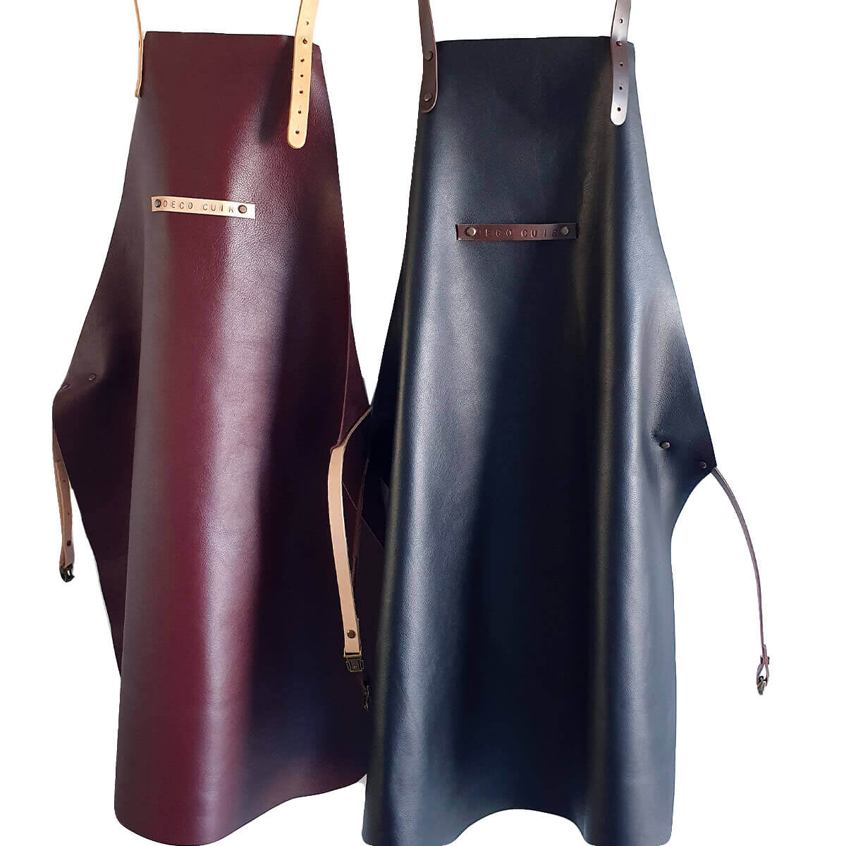 Kit de patron de tablier en cuir Bordeaux et noir Deco Cuir, avec morceaux de cuir et instructions pour la fabrication.
