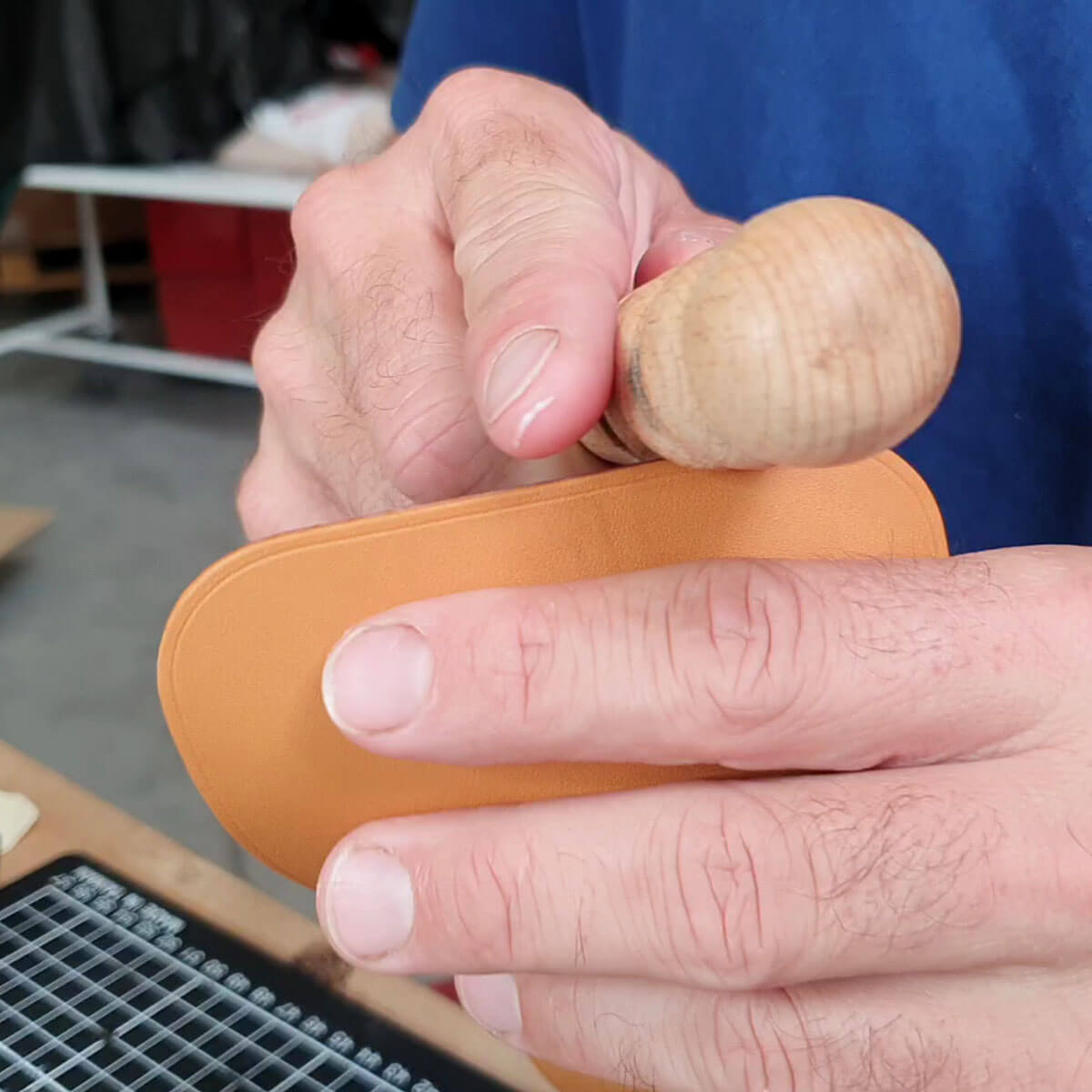 Outils Lissette brunissoir en bois polyvalent de la marque Deco Cuir, avec tranches pour le travail du cuir.