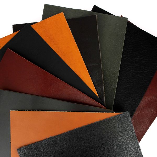 Lot surprise de morceaux de cuir noir et marron de la marque Deco Cuir, divers formats, parfait pour projets créatifs.