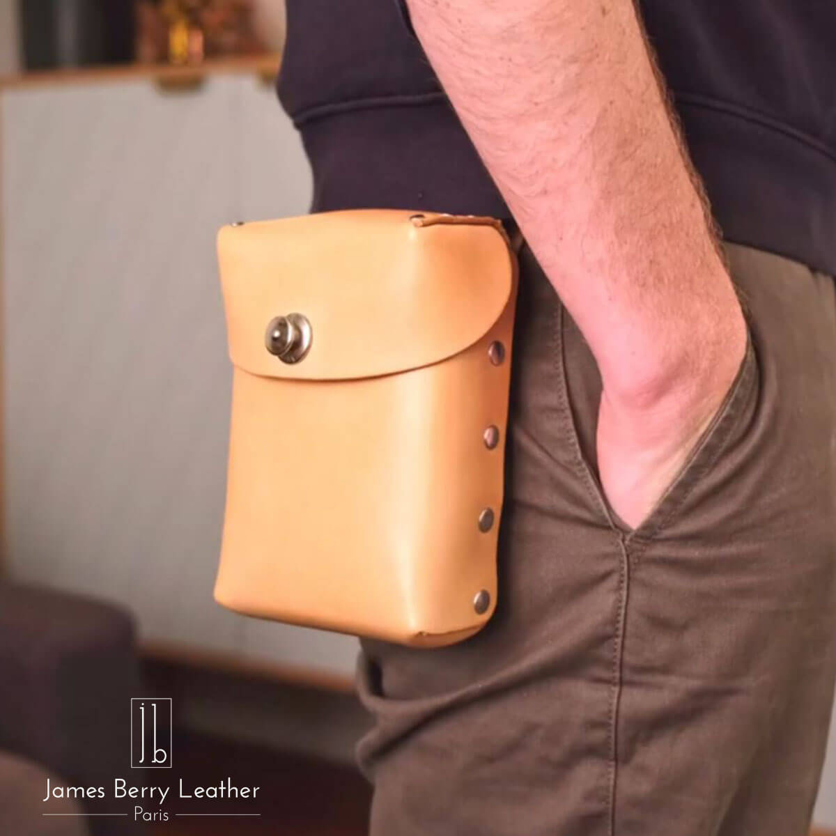 Fermeture autobloquante LOXX avec tête large et lisse, accessoire de fixation robuste pour sacs ou équipement.