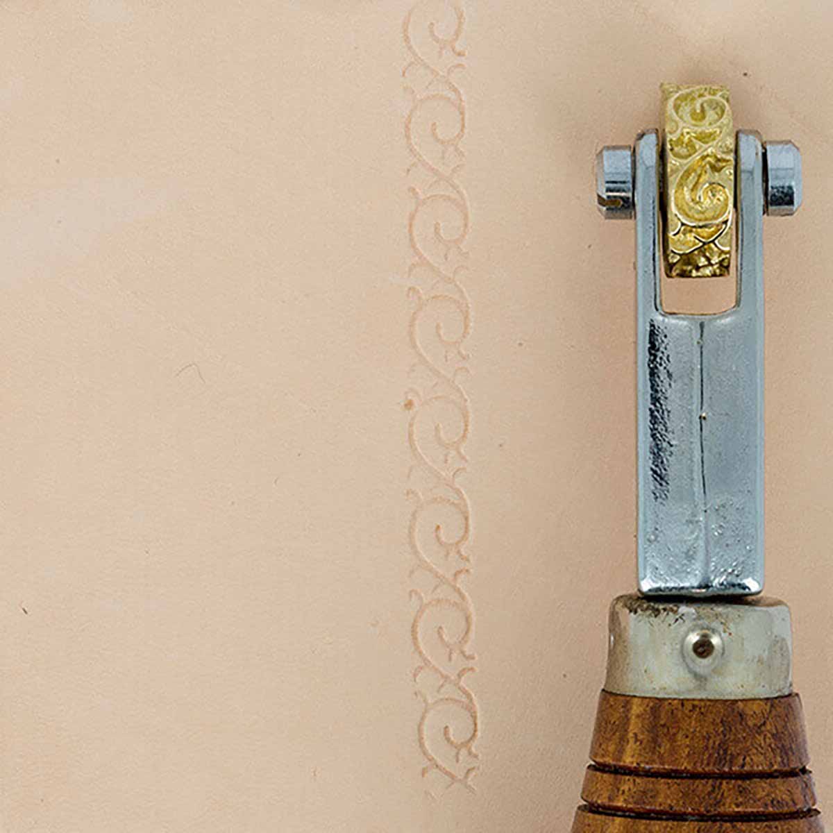 Roulette d'embossage 8091-01 montée sur manche, outil de décoration en métal, utilisé pour embossage sur papier ou cuir.