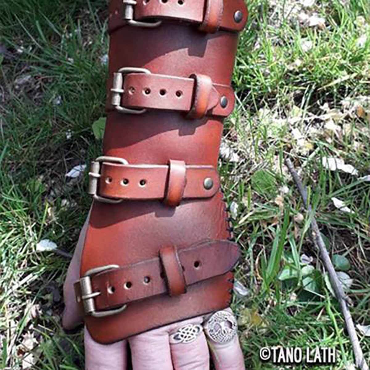 Teinture à l'huile Fiebing's Pro Dye Acajou 118ml appliquée sur une manchette en cuir, couleur marron chaud et riche.