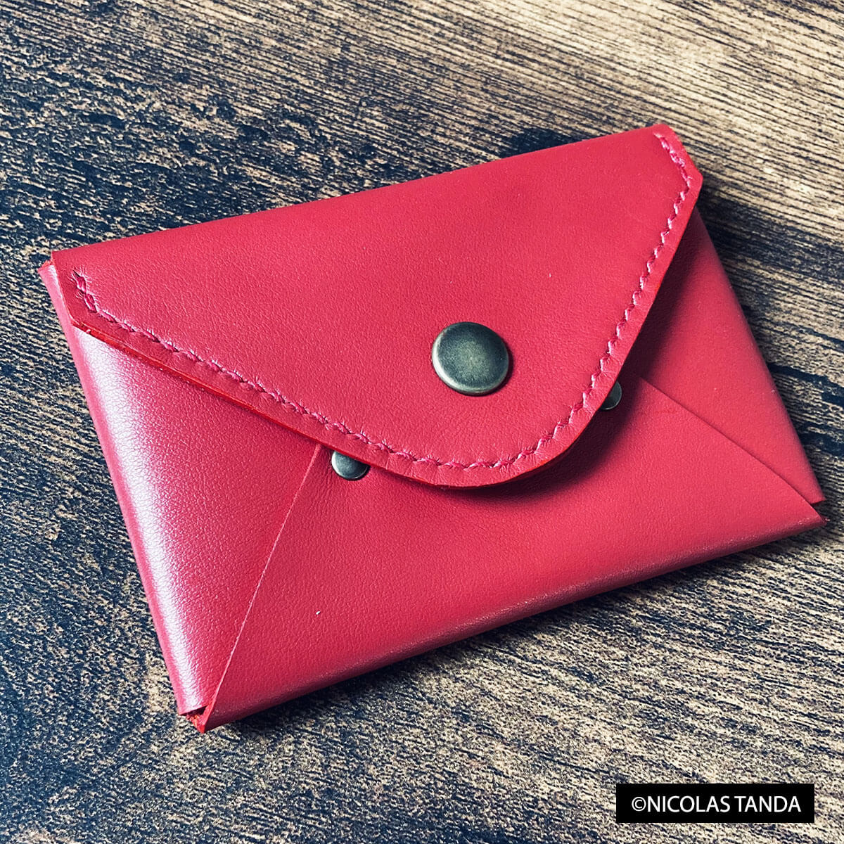Morceau de cuir rouge SATINLYS pour loisirs créatifs, aspect lisse et souple, idéal pour la couture et la fabrication artisanale.
