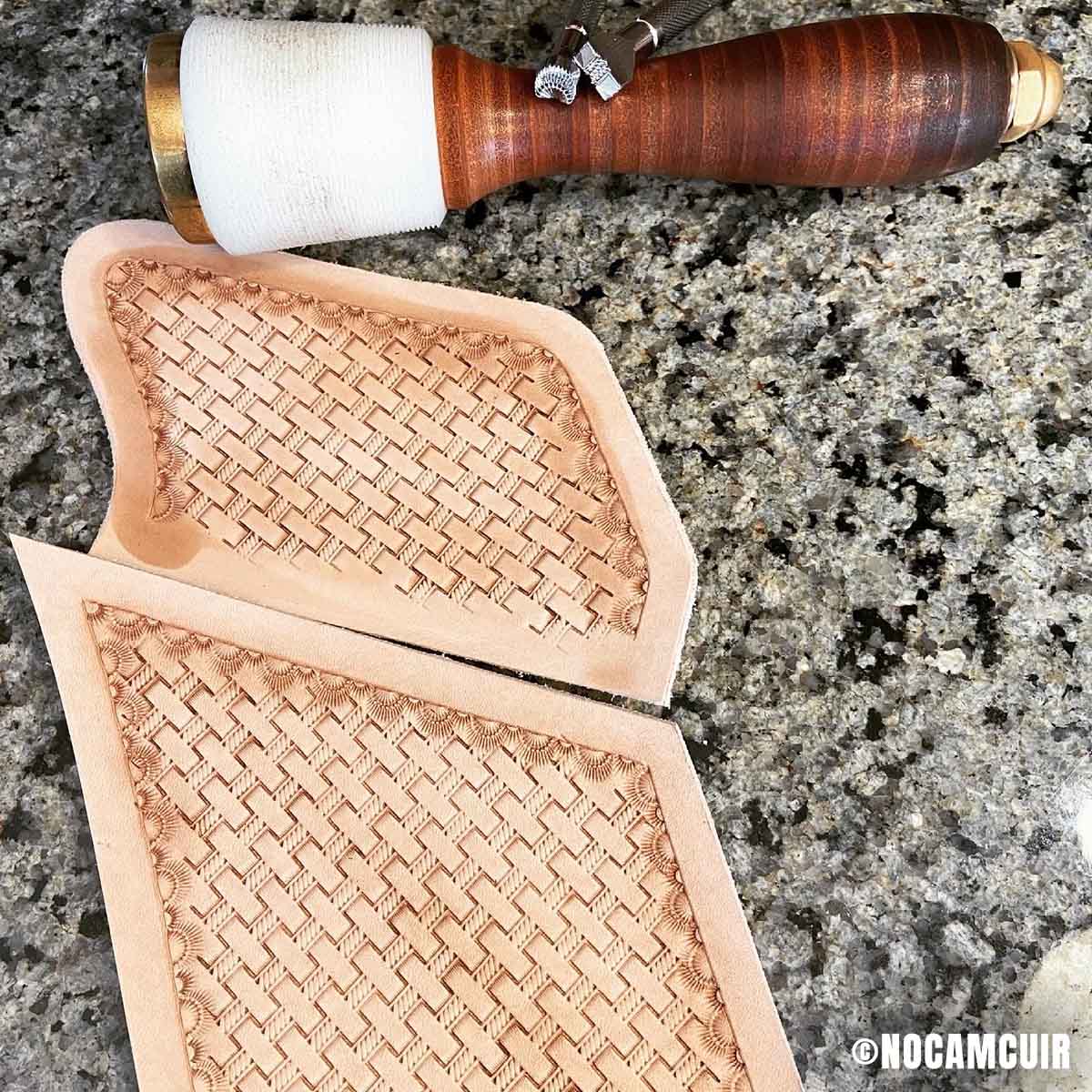 Outil Matoir sur manche Oka avec motif en tissage de panier, idéal pour la couture et la finition du cuir.
