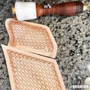 Outil Matoir sur manche Oka avec motif en tissage de panier, idéal pour la couture et la finition du cuir.