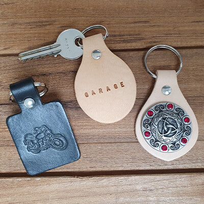 Découpeur en cuir pour porte-clés avec blason, outil à riveter, fabriqué par Deco Cuir, présenté dans un lot de plusieurs pièces.