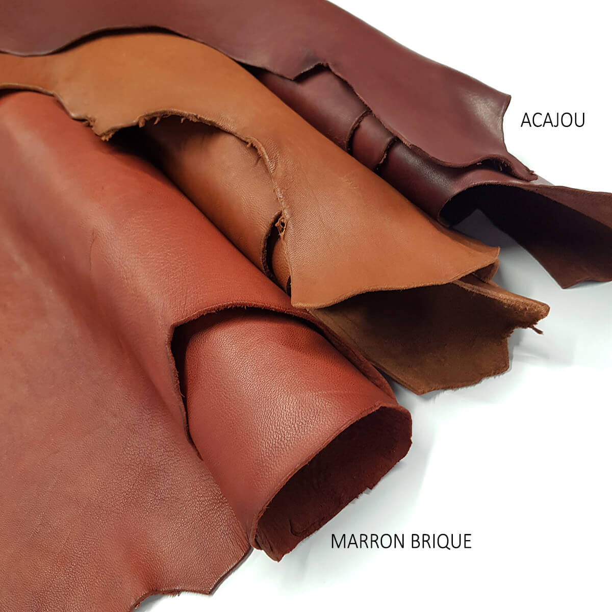 Peau entière de cuir de basane autrichien en acajou, finition aniline, visible texture douce et colorée.