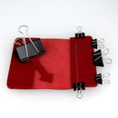 Lot de pinces double clip de mercerie, outil pratique pour fixer tissus et matériaux, en démonstration.