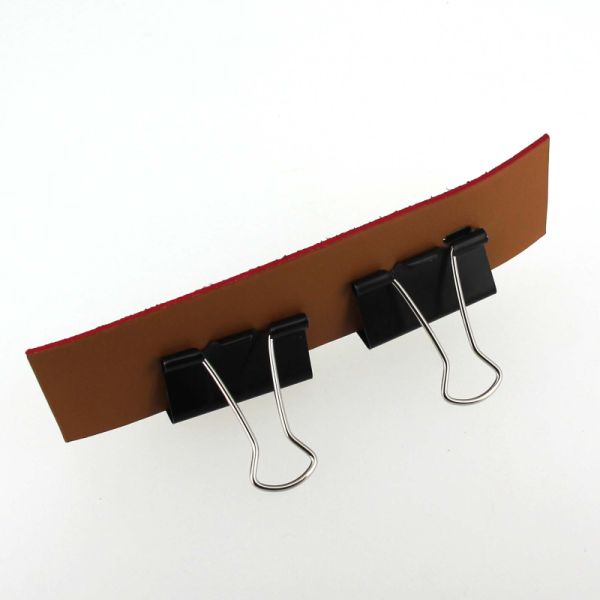 Lot de pinces double clip de mercerie, outil pratique pour la couture et la fixation, visible en action dans l'image.