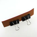 Lot de pinces double clip de mercerie, outil pratique pour la couture et la fixation, visible en action dans l'image.